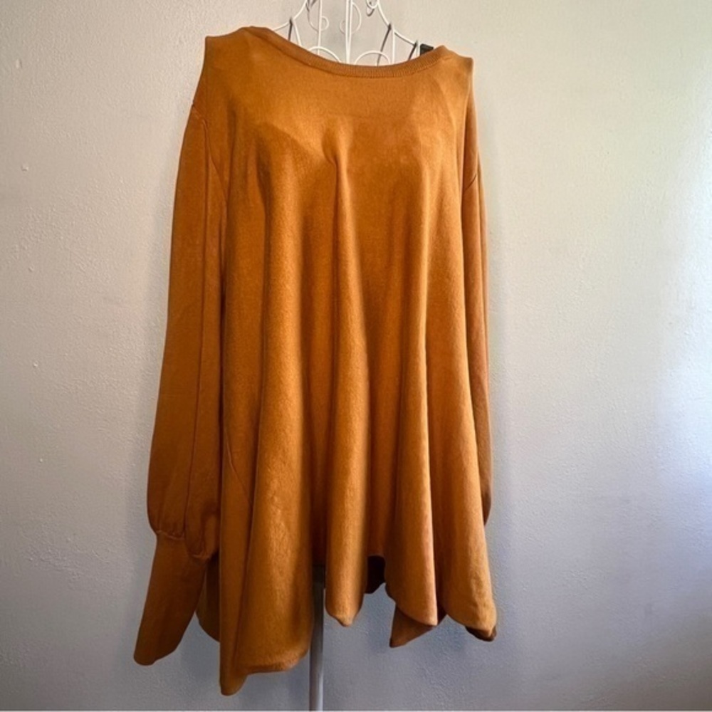 Catherine Malandrino gold crew neck sweater w/full bishop sleeves. Size 3X. EUC.